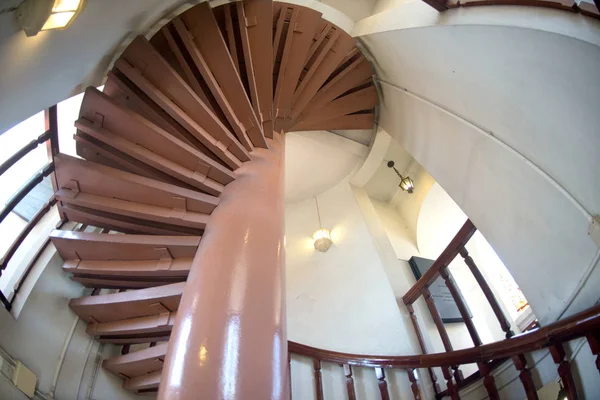 Escadaria em espiral de madeira com corrimão minimalista em edifício interior brilhante . — Fotografia de Stock