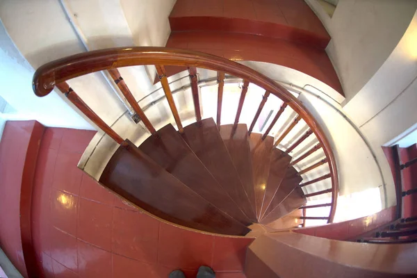 Escadaria Espiral Madeira Com Corrimão Minimalista Edifício Interior Brilhante — Fotografia de Stock