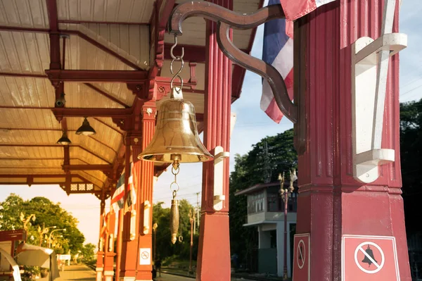 Dzwon wiszący uderzając sygnał do pociągu na stacji kolejowej. — Zdjęcie stockowe