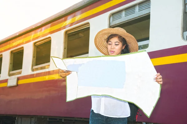 Досить Азіатських Мандрівника Backpacker Жінки Дивлячись Карти Очікування Потяг Залізничному — стокове фото