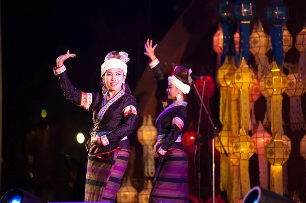 Danza cubierta de uñas es una danza tradicional del norte en Tailandia . —  Fotos de Stock