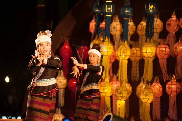 Nagelbedeckter Tanz ist ein traditioneller Tanz aus dem Norden Thailands. — Stockfoto