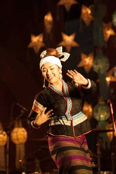 Nagel bedekte dans is een noordelijke traditionele dans in Thailand. — Stockfoto