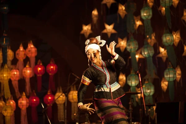 Tayland Kuzey bir geleneksel dans dans çivi kaplı..