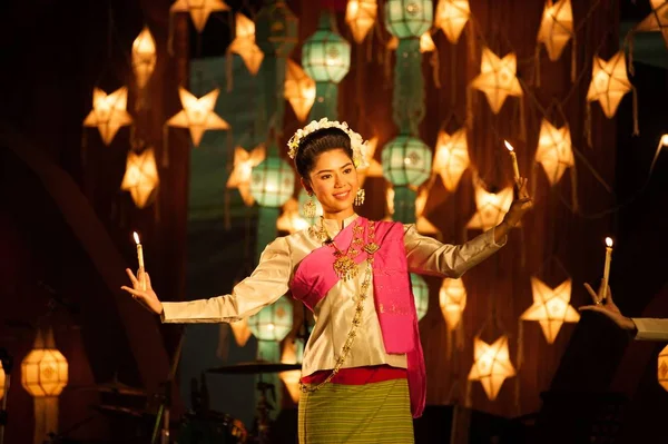 De votief kaars is Noord traditionele dansen van Thailand. — Stockfoto