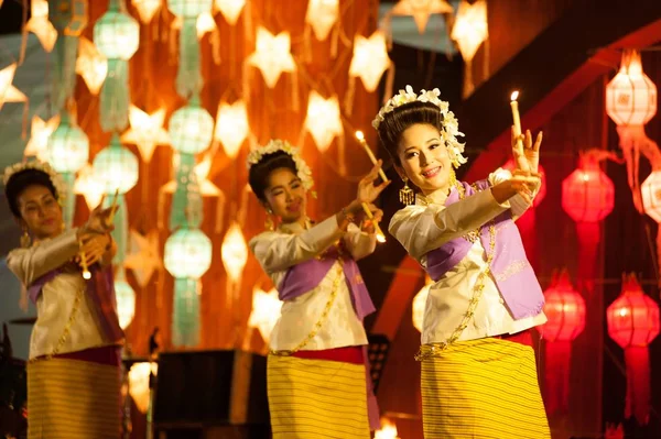 De votief kaars is Noord traditionele dansen van Thailand. — Stockfoto