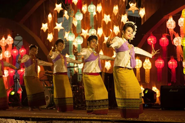 La candela votiva è la danza tradizionale del nord della Thailandia . — Foto Stock