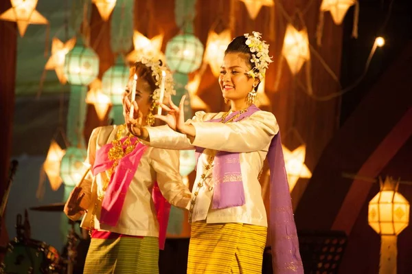 La bougie votive est la danse traditionnelle du Nord de la Thaïlande . — Photo