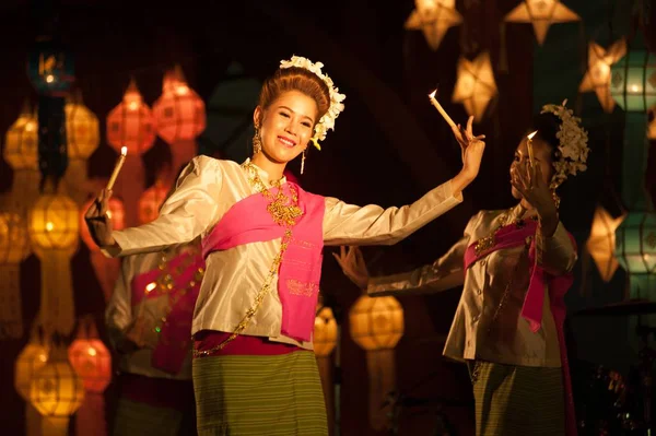 De votief kaars is Noord traditionele dansen van Thailand. — Stockfoto