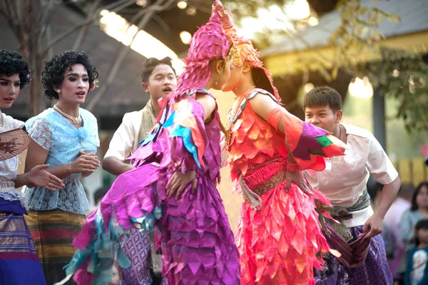 伝統的な南タイのダンスをコックします。. — ストック写真