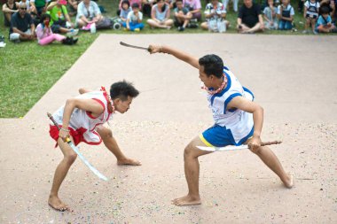 Kılıç ve gösteren mücadele Pole.