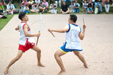 Kılıç ve gösteren mücadele Pole.