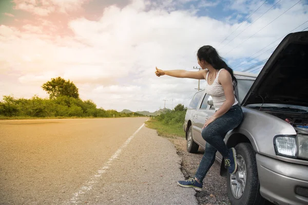 Bastante Joven Mujer Asiática Con Mano Arriba Llamando Coche Que — Foto de Stock