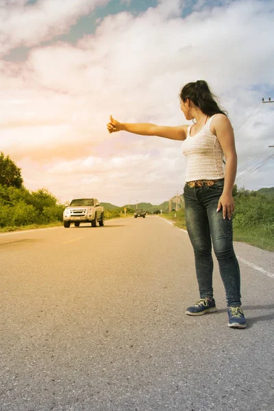 Bastante Joven Mujer Asiática Con Mano Arriba Llamando Coche Que — Foto de Stock