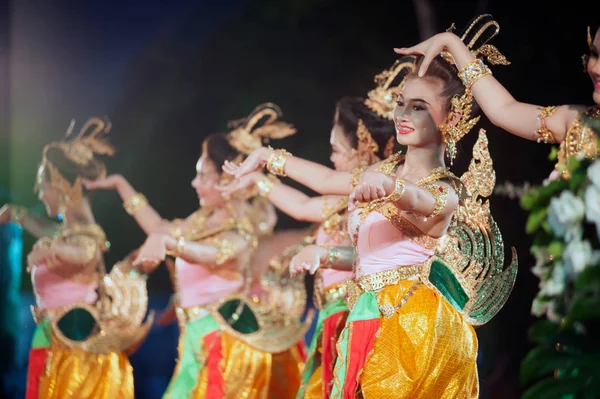 Traditioneller thailändischer Tanz im Rahmen des thailändischen Tourismusfestivals. — Stockfoto