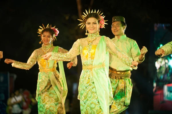 Baile tradicional tailandés del sur en Tailandia festival de turismo . — Foto de Stock