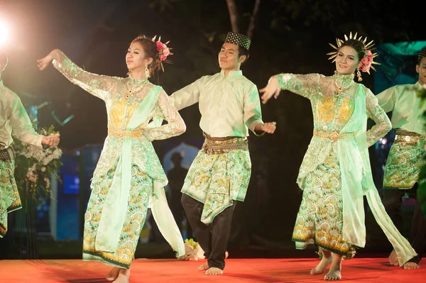 Tari tradisional Thailand Selatan di Festival Pariwisata Thailand . — Stok Foto