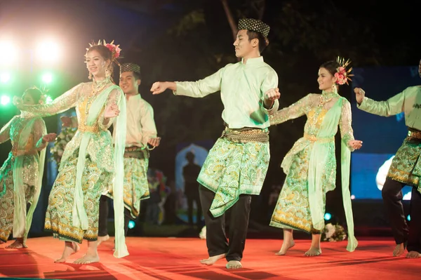 Baile tradicional tailandés del sur en Tailandia festival de turismo . —  Fotos de Stock