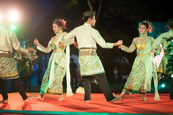 タイ観光フェスティバルで南部伝統的なタイのダンス. — ストック写真