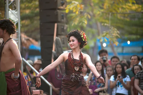 Danse traditionnelle thaïlandaise du Sud en Thaïlande festival du tourisme . — Photo