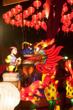 Çin Tanrı ve fener asmak için Çin yeni yıl kutlama