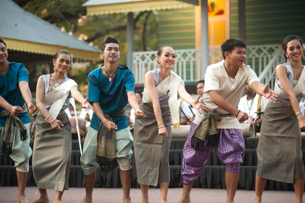 Die Geheimnisse von Santa Cristina — Redaktionelles Stockfoto ... Traditional Thai Dancing