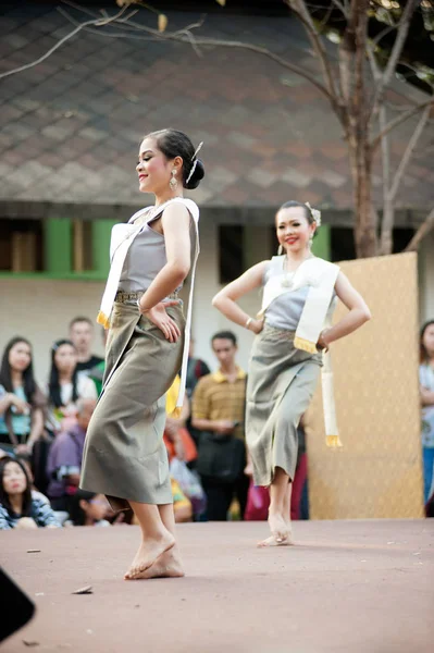 La danza Thai tradizionale meridionale in Thailandia Turismo Festival. — Foto Stock
