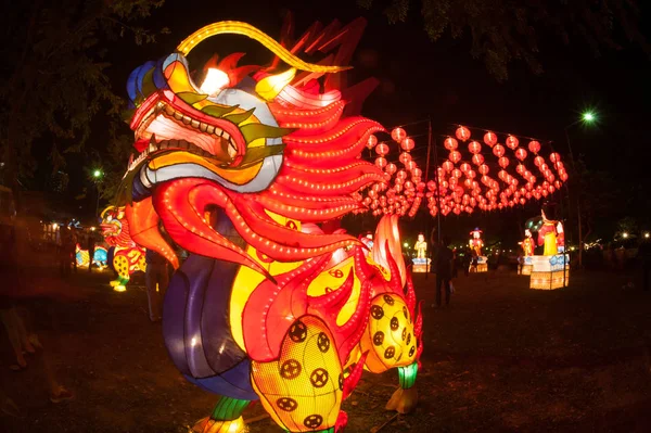 中国の新年のお祝いのためにドラゴン ランタン吊り下げ. — ストック写真