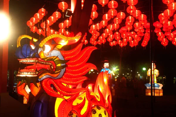 Dragão e lanterna pendurados para a celebração do Ano Novo Chinês . — Fotografia de Stock