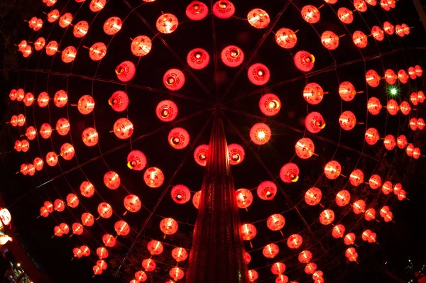 中国の新年のお祝いのハンギング ランタン. — ストック写真