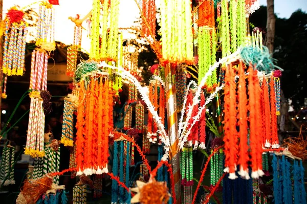 Декоративные ладан висит в параде благовоний буддийской традиции заслуг фестиваля действий . — стоковое фото