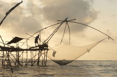 Kare dip net alacakaranlık görünümünü veya Yo Ban Pak Pra günbatımı zaman içinde bambu yapılmış-Talay Noi Lake, Phatthalung, Tayland. 