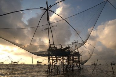 Kare dip net alacakaranlık görünümünü veya Yo Ban Pak Pra günbatımı zaman içinde bambu yapılmış-Talay Noi Lake, Phatthalung, Tayland. 