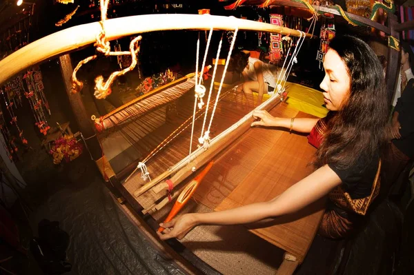 Espectáculo de trabajo Weaver en Tailandia Tour festival . — Foto de Stock
