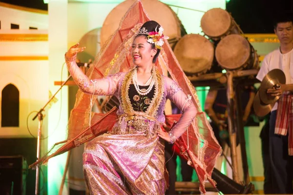 Tancerz króla Ka La jest Północnej tradycyjny tajski taniec . — Zdjęcie stockowe