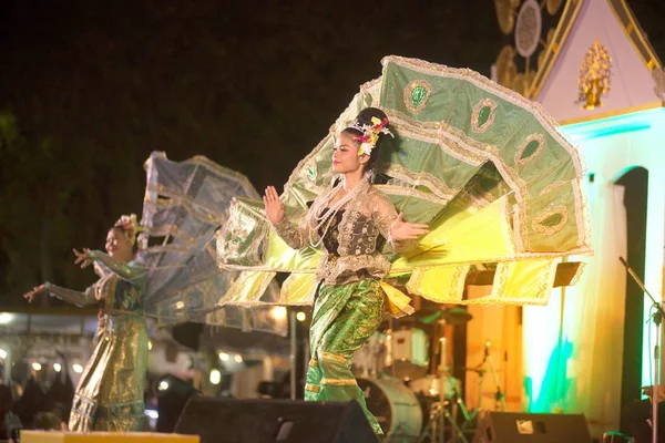 El rey Ka La bailarina es el baile tradicional tailandés del norte  . — Foto de Stock