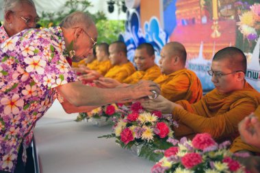 Tay insanlar mağfiret ve bereket Songkran Festivali Tayland Budist rahipler gelen sulama içindir. 