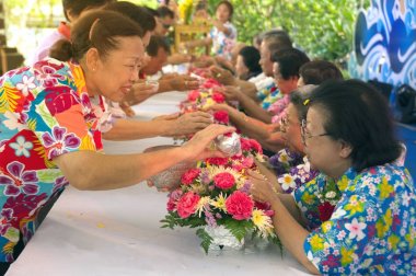 Tay insanlar mağfiret ve yaşlılar Songkran Festivali Tayland dan Bereket sulama içindir.