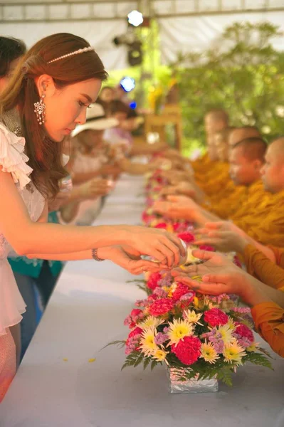 O povo tailandês está regando por perdão e bênçãos dos monges budistas no festival de Songkran na Tailândia . — Fotografia de Stock