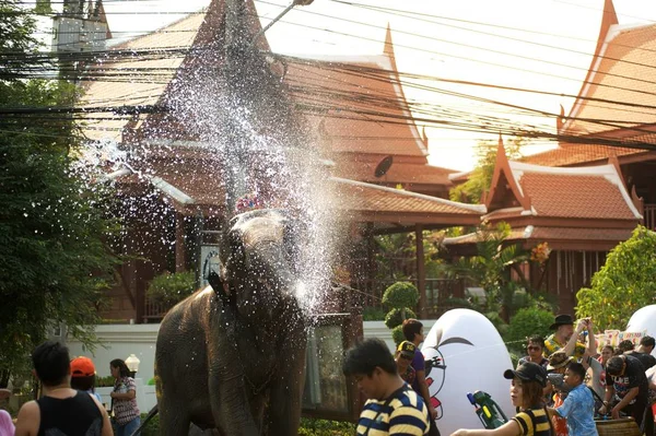 タイのソンクラン祭りの中に水の楽しさと水で幸福をふざけてしぶき象. — ストック写真