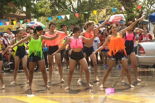 Grupo de bailarines juguetoneando y bailando salpicando agua en una calle . — Foto de Stock