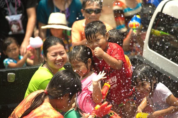 Ünneplő Songkran Fesztivál vagy a Thai Újév ünnep, az emberek. — Stock Fotó