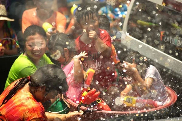 Personas que celebran el festival de Songkran o el festival de Año Nuevo tailandés . — Foto de Stock