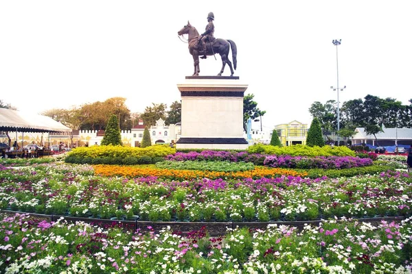 Kolorowe kwiaty z konny posąg z King Chulalongkorn w Bangkoku, Tajlandia. — Zdjęcie stockowe