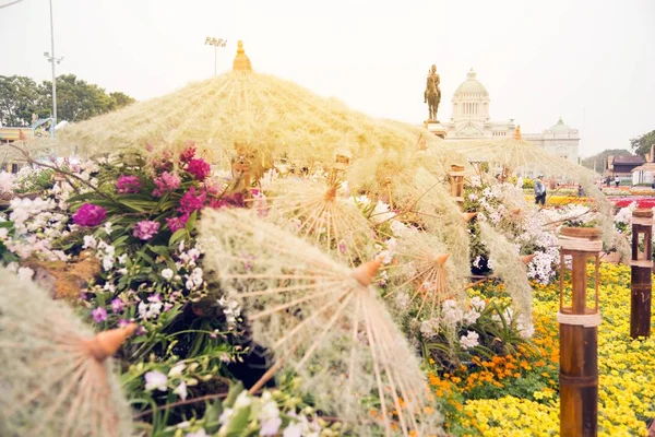 Colorful flowers with The Equestrian Statue of King Chulalongkorn in the Bangkok city, Thailand. — Stock Photo, Image