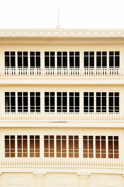 Textur Visa av brun antika thailändska hus med många fönster. — Stockfoto