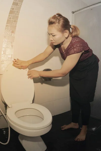 Asian maid or housekeeper cleaning on toilet. — Stock Photo, Image