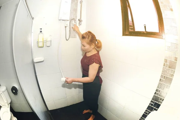 Asian piga eller hushållerska rengöring spray vatten i toaletten. — Stockfoto