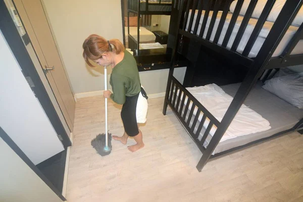Azjatki pokojówka kobiece Cleaning Service z Mop do czyszczenia podłogi. — Zdjęcie stockowe