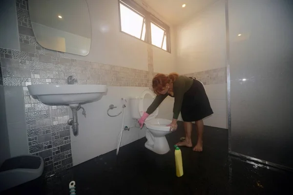 Asian female maid or housekeeper cleaning on  lavatory in restroom. — Stock Photo, Image